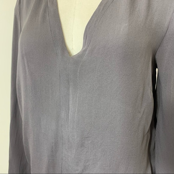 𝅺WILFRED Aritzia Silk Blouse Gray Crepe V Neck Front Back XS Classic Minimalist - Picture 5 of 9